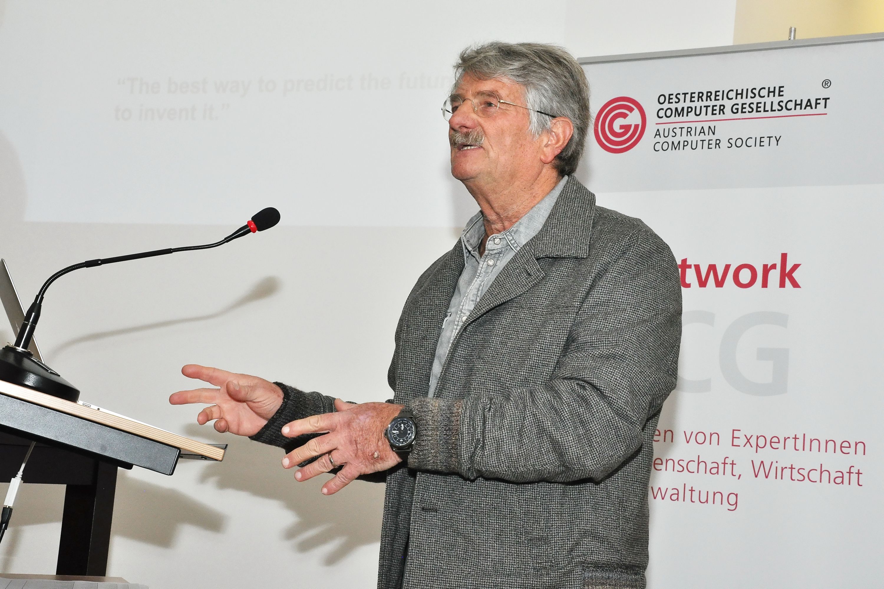 Helmut Schauer beim Vortrag