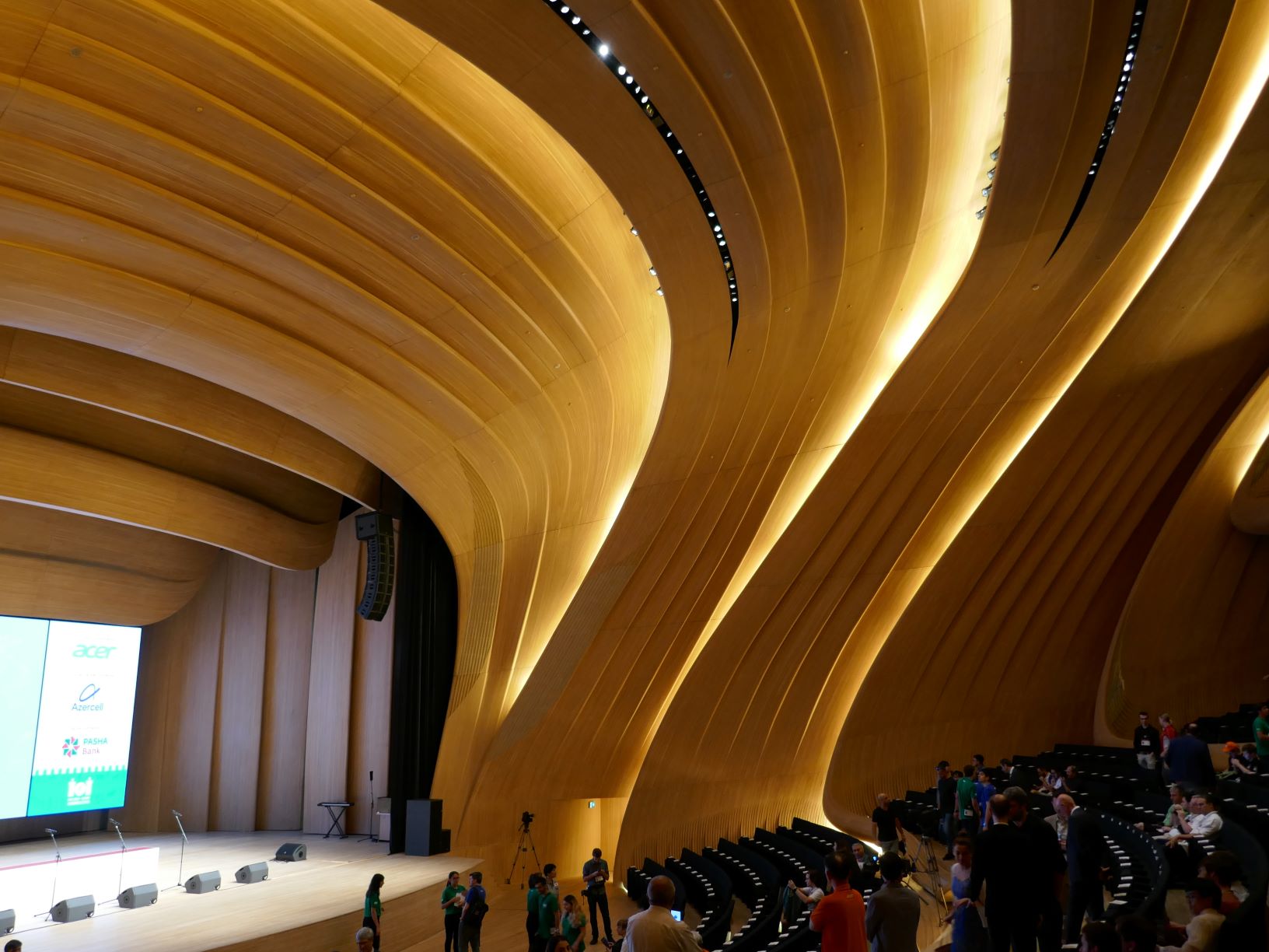 Halle im Heydar Aliyev Center, wo die Abschlusszeremonie der IOI 2019 stattfand