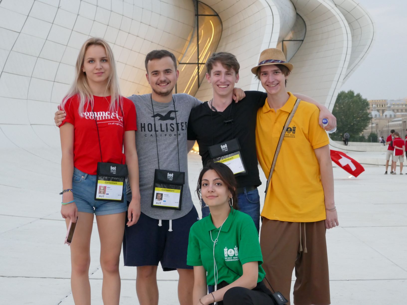 Team Austria mit ihrem Guide vor dem Heydar Aliyev Center