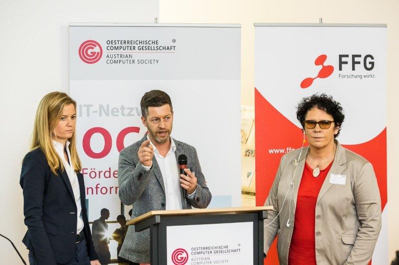 Victoria Purns, Wolfgang Leitner und Moderatorin Claudia Rauch am Podium