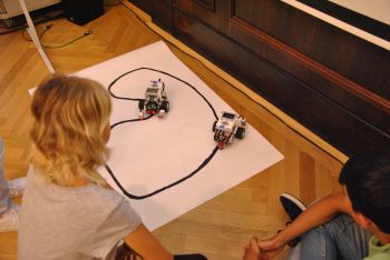 Programmierte Roboter am Boden auf Papier fahrend