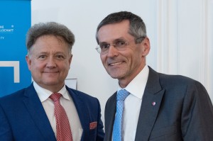 Thomas Mück und Wilfried Seyruck bei der Übergabe des Präsidentenamts